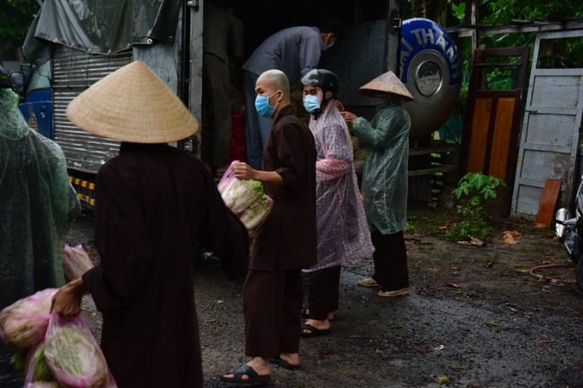 Continuing to support people in need in the Covid-19 pandemic of Hoang Phap Pagoda (series 4)